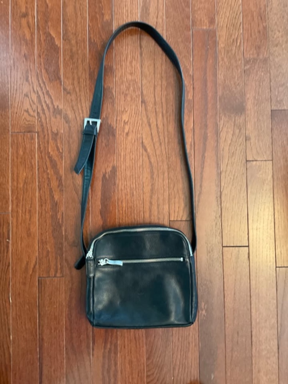 Tignaneilo Black Leather Crossbody Bag